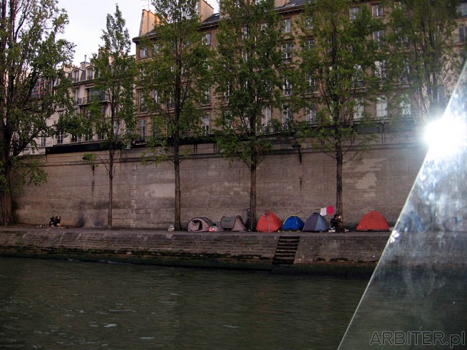 Nocleg w Paryżu - pod namiotem nad Sekwaną
