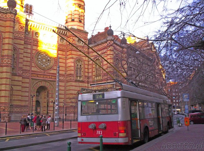 Synagoga Żydowska i trolejbus